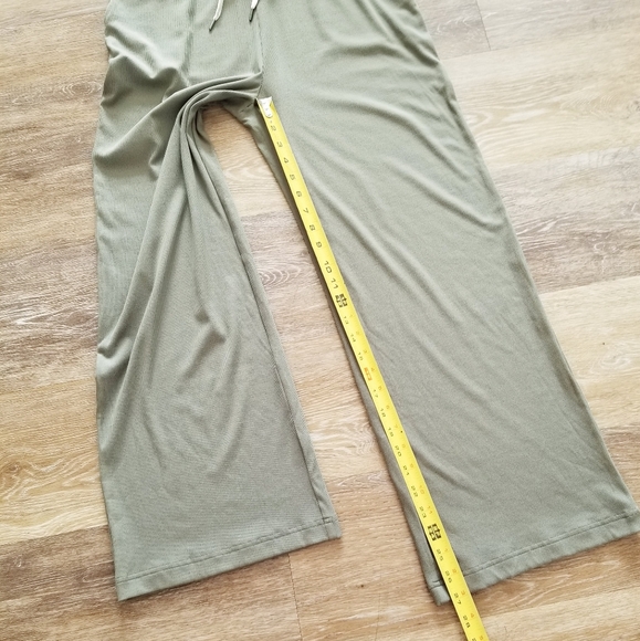 Vuori Pose Henley Jumpsuit NWT Shelf Bra Pockets Drawcord Wide Leg Flare Ribbed - Picture 9 of 13